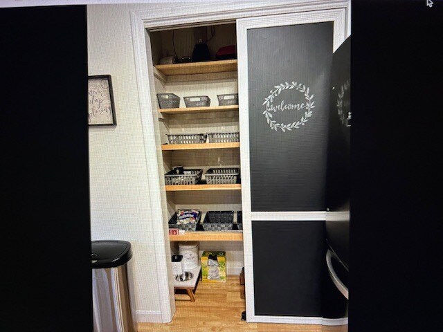 El espacio de almacenamiento adicional en la despensa de la cocina proporciona espacio para alimentos, pequeños electrodomésticos y artículos esenciales para el hogar. - 13 Brandywine Dr