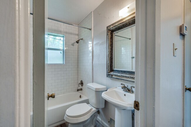 Foto del edificio - Charming Irving Home with Fenced Backyard & Pet-Friendly Living