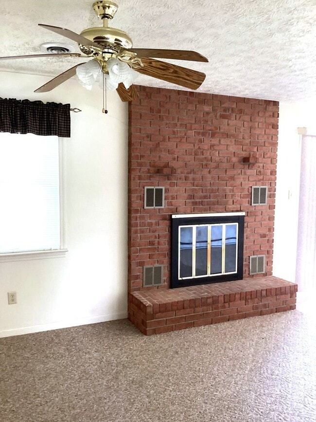 Foto del edificio - Spacious 3-Bed, 2.5-Bath Ranch-Style Home with Garage & Patio