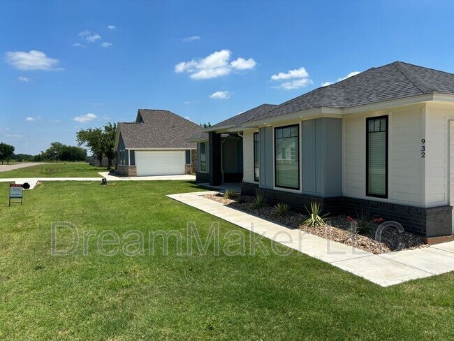 Building Photo - 932 Flowers Dr