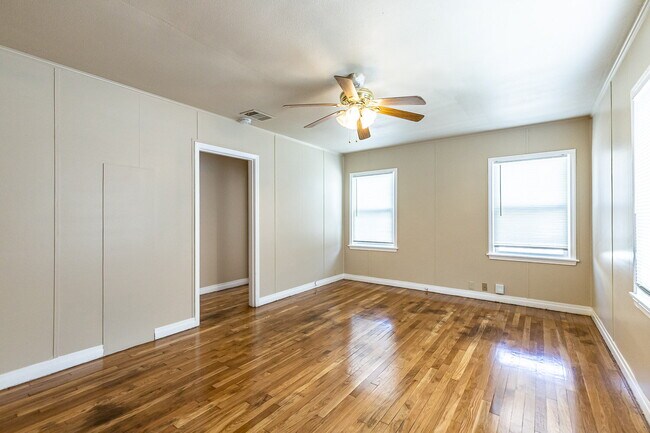 Building Photo - Great Central Lubbock Location / Gorgeous refinished original wood floors!