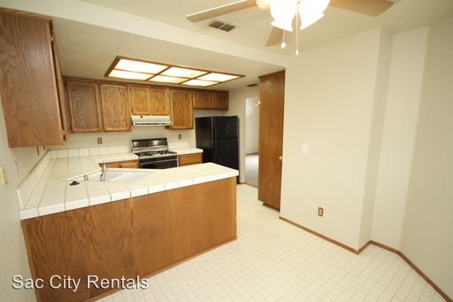 Building Photo - 9405 Soaring Oaks Dr