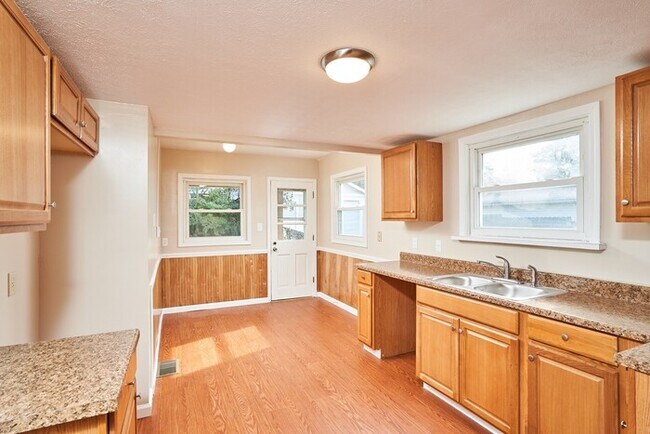 Building Photo - 5 Bedroom 2 Bath Comfortable and Cozy Reno...