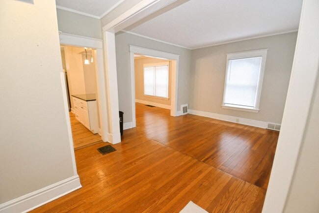 Building Photo - Close to Notre Dame, newly remodeled 3 bed...