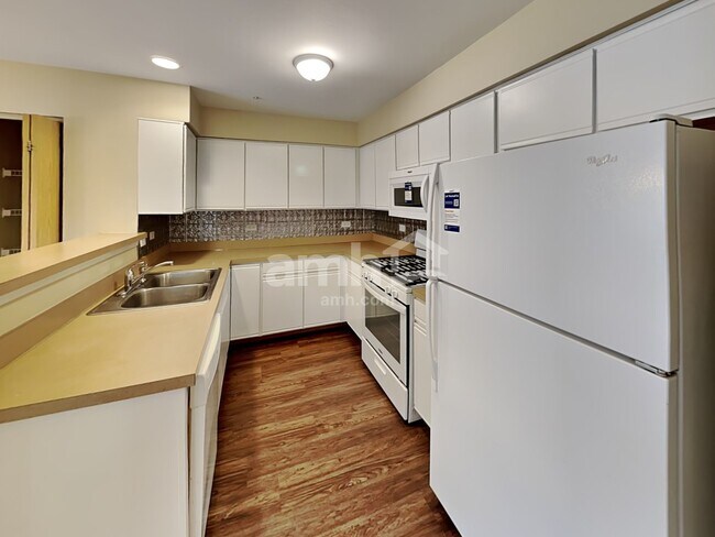 Foto del edificio - 2440 Frost Dr