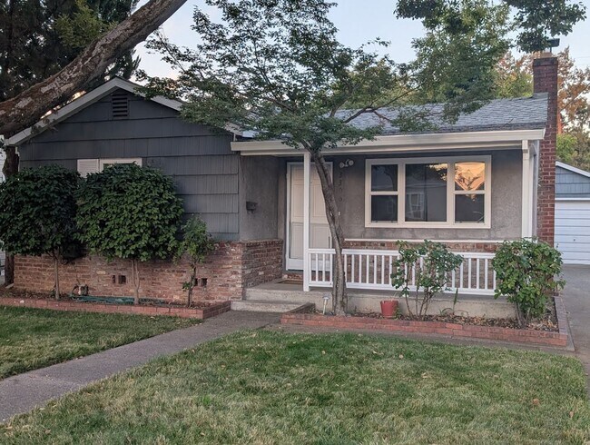 Foto del edificio - Charming Home Available in Tahoe Park!
