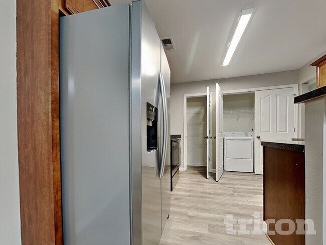 Building Photo - 6884 White Walnut Way