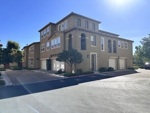 Building Photo - 27020 Fairway Ln