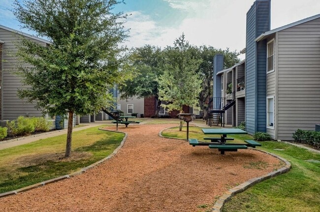 Área de picnic al aire libre de Oak Tree Village Apartments para residentes - Oak Tree Village