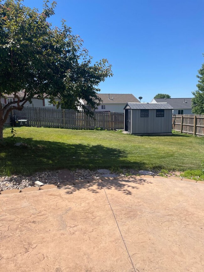 Building Photo - Fabulous 3 bed, 2 bath Tri-level in Millard!