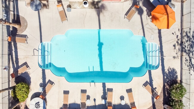 Área de piscina - Ciel Apartments