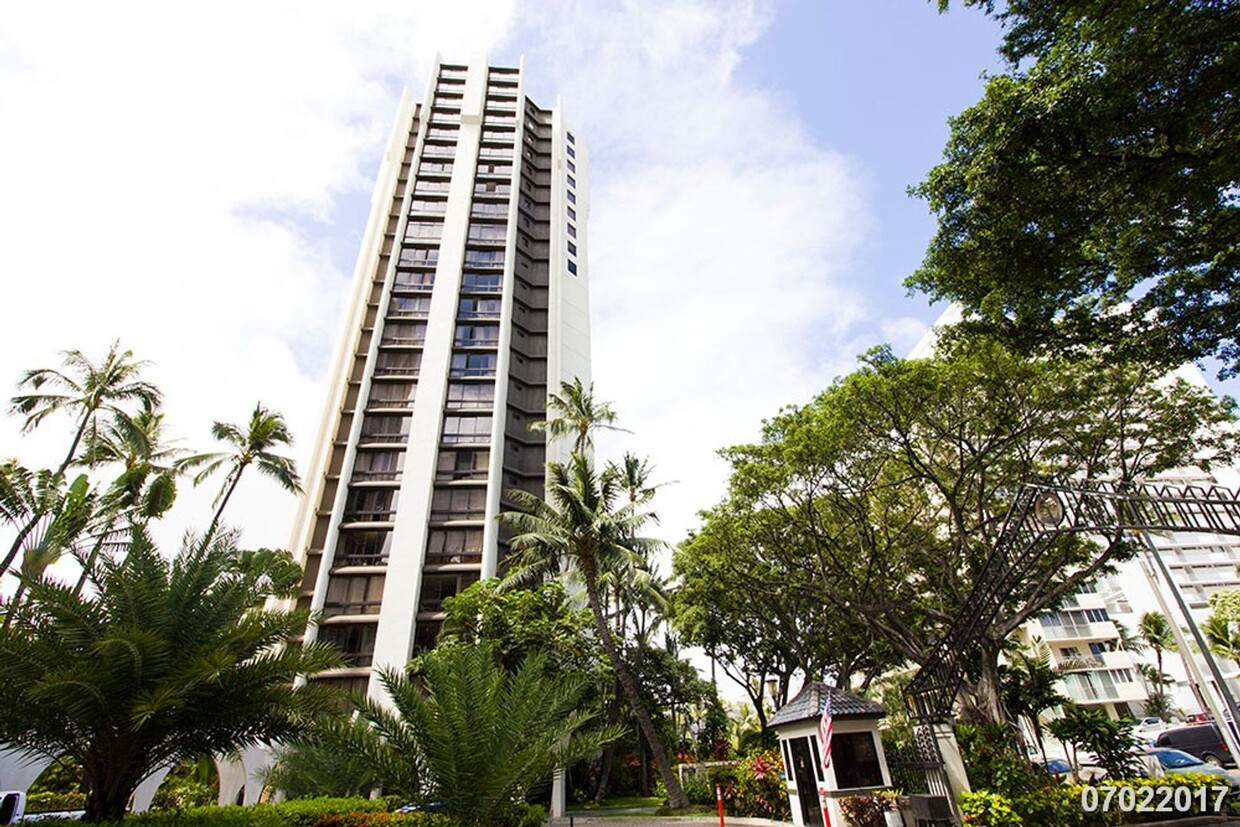 Foto principal - FURNISHED 1BR 1BA condo w/CENTRAL AC & 1 P...