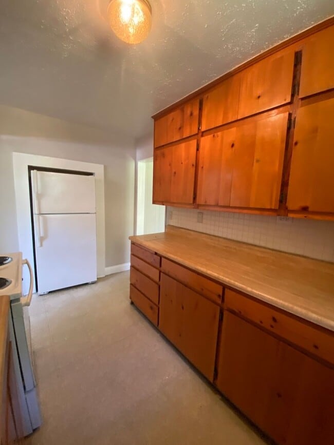 Building Photo - 731 W 44th St