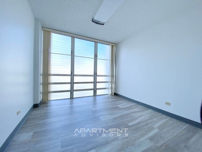 Building Photo - RENOVATED! 2 BED / 2 BATH / 1 PRK! CONVENI...