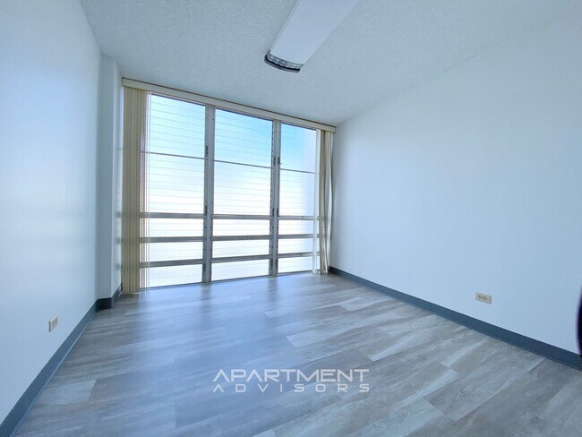 Foto del edificio - RENOVATED! 2 BED / 2 BATH / 1 PRK! CONVENI...