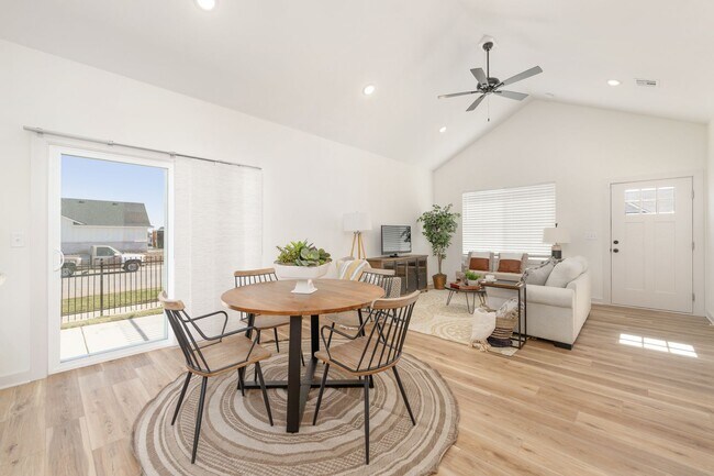 Foto del edificio - *Beautiful New Duplexes in Goddard School ...