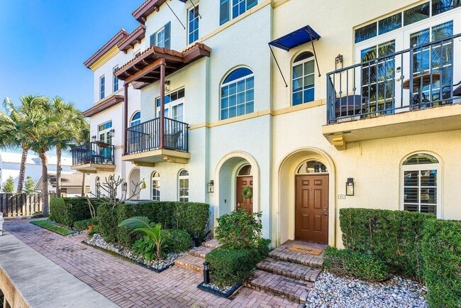 Building Photo - 813 Estancia Wy