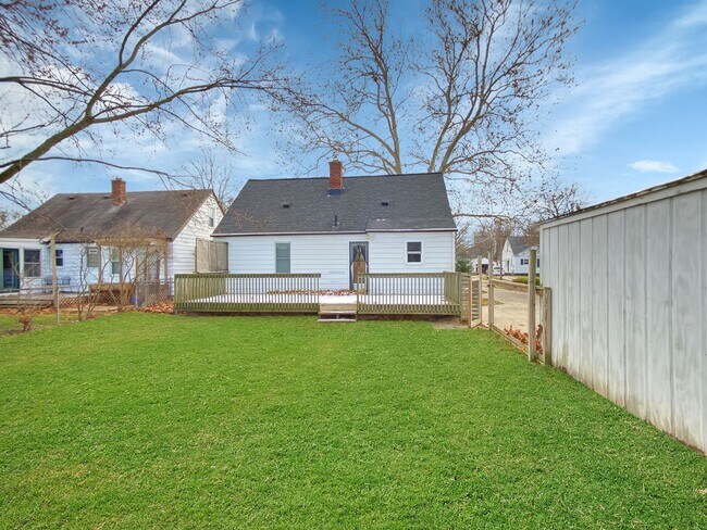Building Photo - Beautifully updated 3 bedroom 1.5 bathroom...