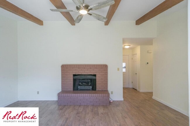 Building Photo - Charming 2 Bedroom Townhouse with a Fully ...