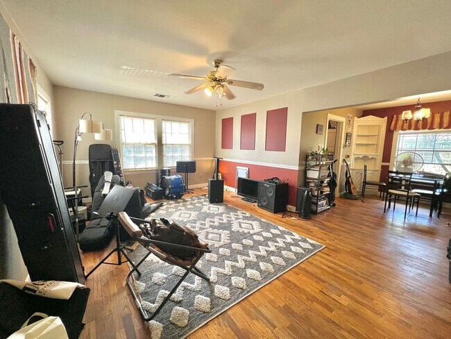Building Photo - Adorable 2/1 Near Texas Tech!