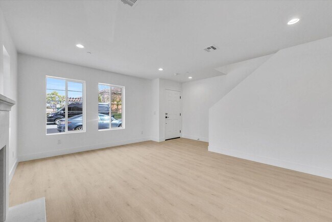 Building Photo - 16385 Valencia Ave