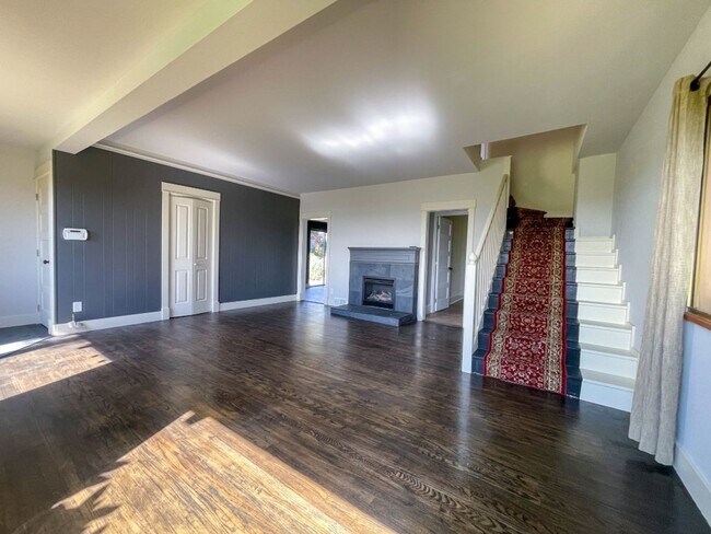 Building Photo - 3Bd/2Ba Shoreline House