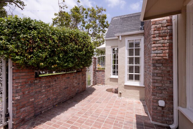 Building Photo - 446 S La Peer Dr