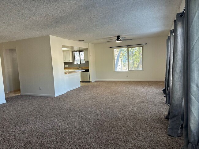 Foto del edificio - Spacious 4-Bedroom Home with Finished Basement & Large Backyard!