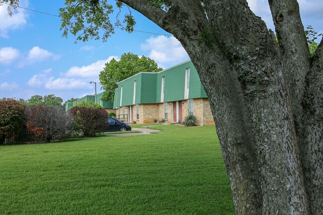 Exterior - Oakcrest Apartments