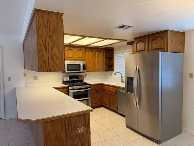 Building Photo - Custom Home Located on Henderson 1/2 Acre!