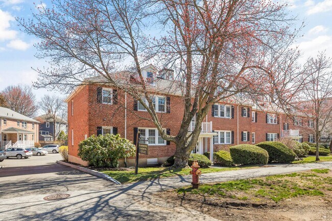 Building Photo - 2Br/1Bth Great location, Brookline line, Laundry in unit! Parking included!