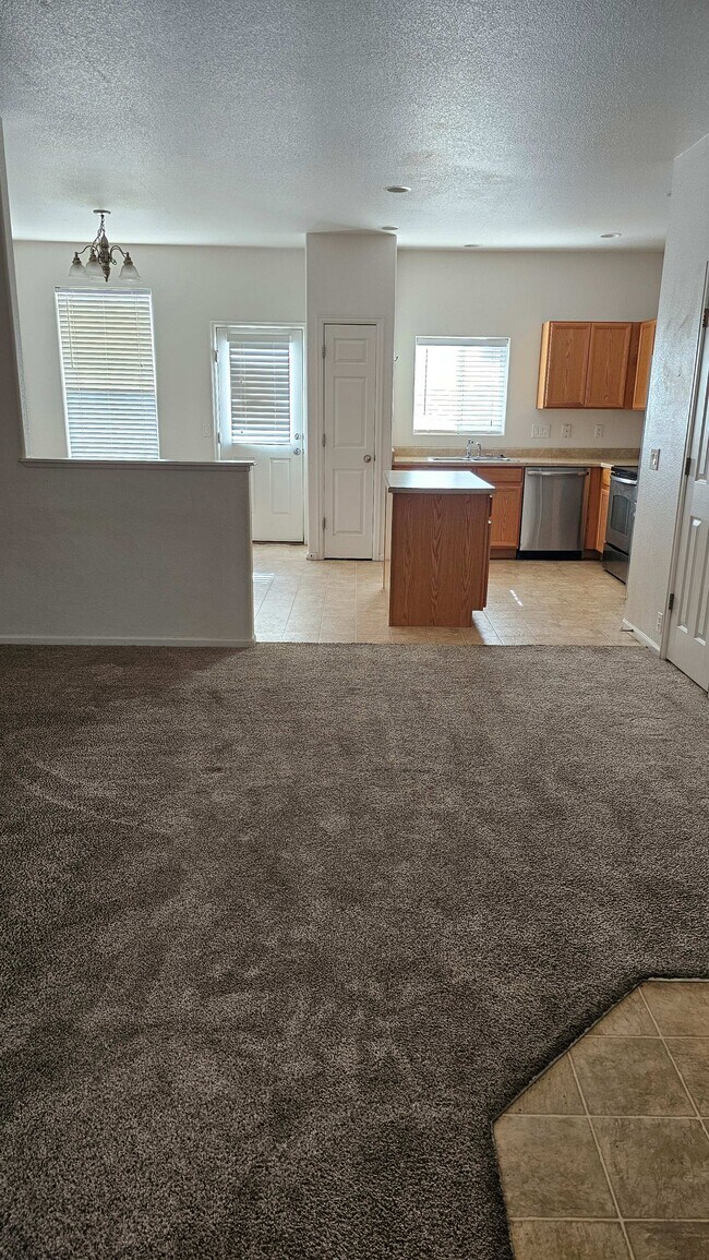 Sala de estar / Cocinas - 2761 Tumblewood Grv