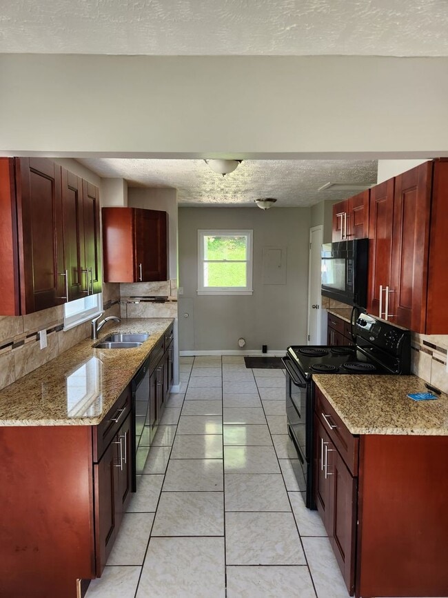 Building Photo - Newly Remodeled 3/1