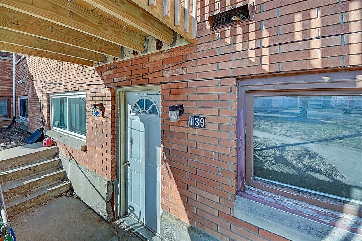 Primary Photo - 139 Southview Dr