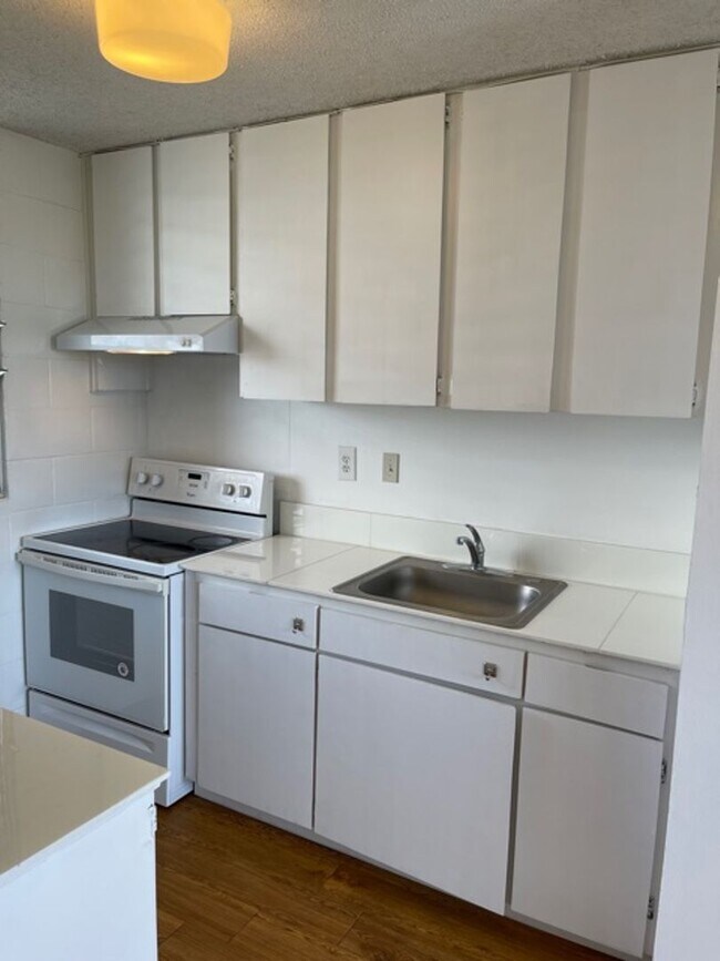 Foto del edificio - Studio w/ parking -Close to UH! Views of Diamond Head- Electricity Included