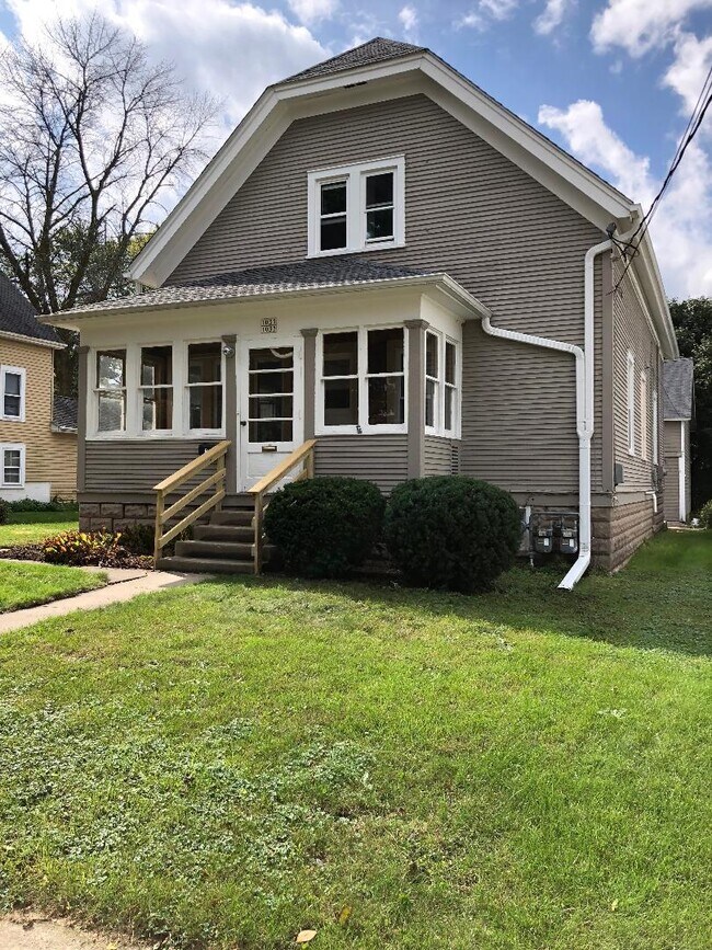 Building Photo - 1033 9th Ave