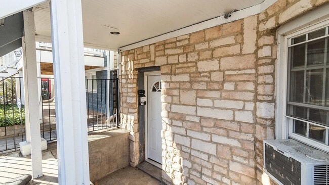 Building Photo - 1308 W Byron St