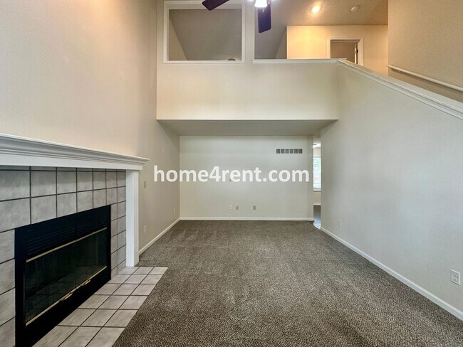 Foto del edificio - Large Fenced Back Yard & Finished Basement! Cul-de-Sac!