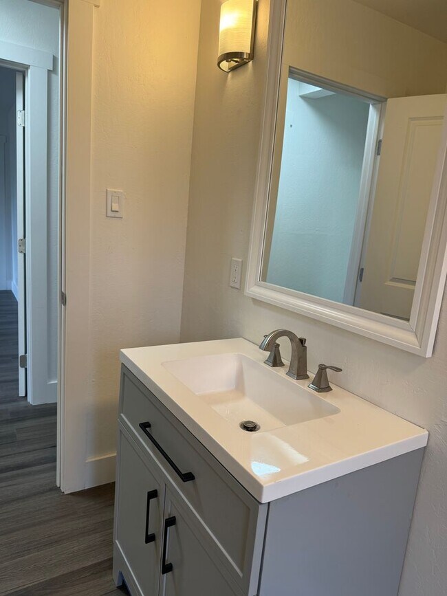 Building Photo - Hartz Property Management presents 1035 Mo...