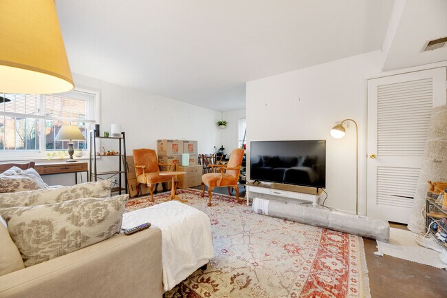 Foto del edificio - 3433 Mt Pleasant St NW