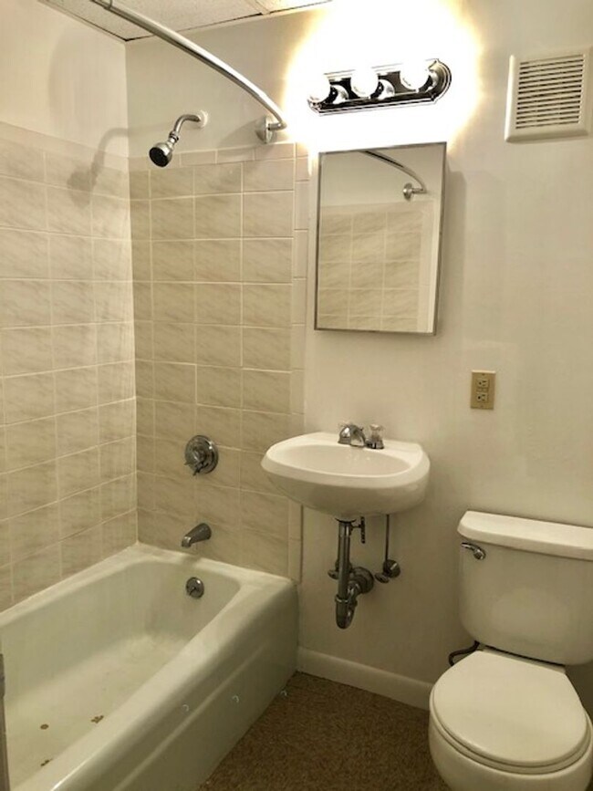 Building Photo - 1Br/1Bth. Great location! Hot Water included!