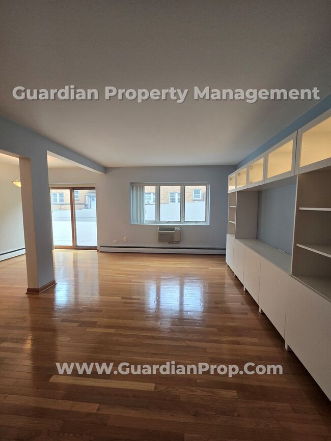 Building Photo - Dean Parkway  2bd-2ba Condo, Hardwood Floo...