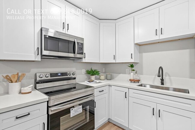 Building Photo - Stunning Studio with Laundry in Unit & Sky...