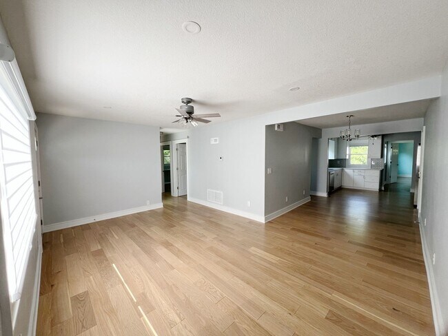 Foto del edificio - SEE IT NOW: Fully Renovated 4-Bedroom Ranc...