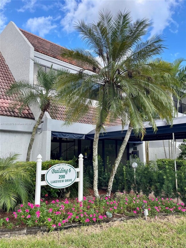 Foto del edificio - 200 Lakeview Dr