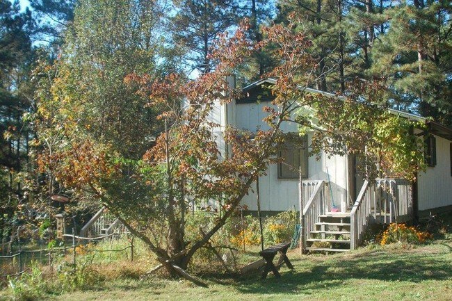 Foto del edificio - 594 Cedar Lake Rd