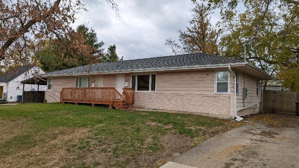 Primary Photo - SOUTHSIDE DUPLEX-2 BEDROOM 1+ 1/2 BATHROOM...