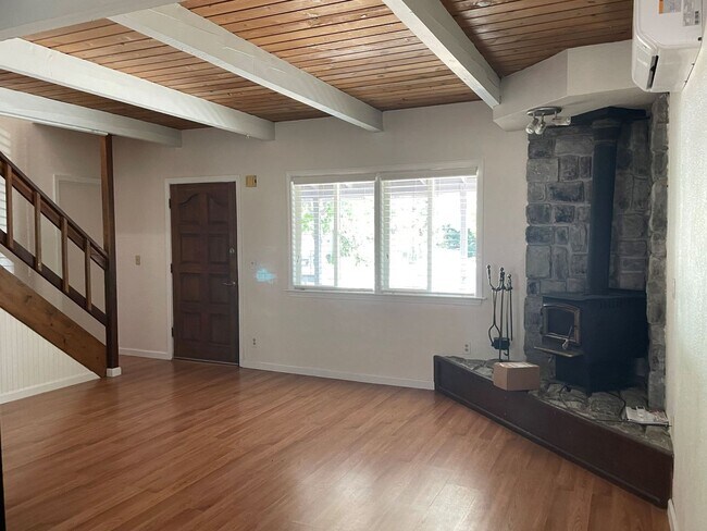 Foto del edificio - 4 bedroom, 2 bath home in Lake Wildwood ga...
