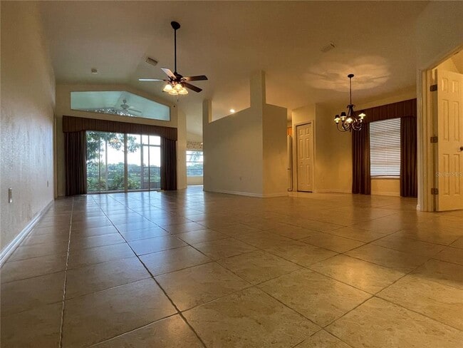 Building Photo - 492 Lake Suzanne Dr