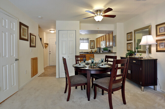 Comedor con despensa - Shadowmoss Pointe Apartments and Townhomes